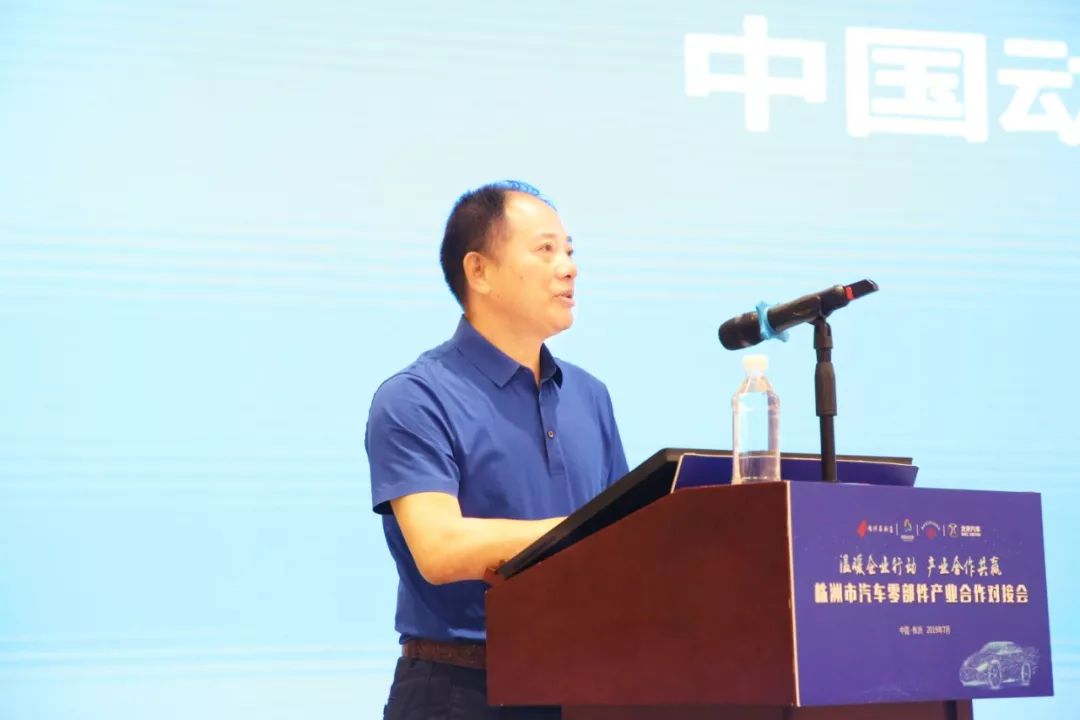 罗克俭(上,王洪宇(左,李征兵(右)发言.