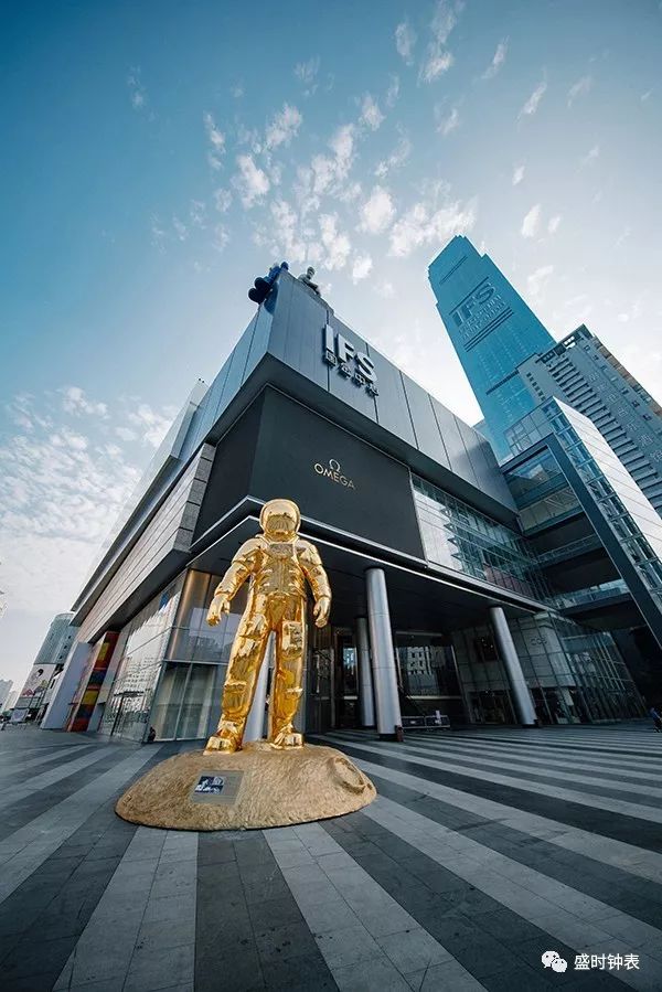 欧米茄金色宇航员巨型雕塑展登陆长沙ifs