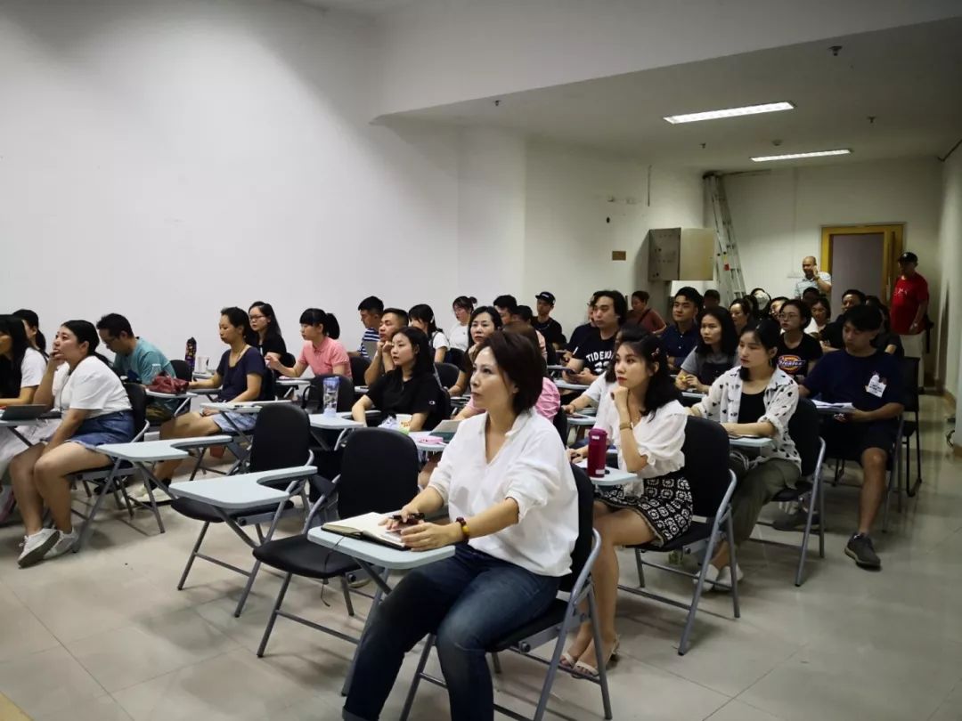 在课上,柳齐老师用她多年的实践经验和扎实的业务基础对在场的播音员