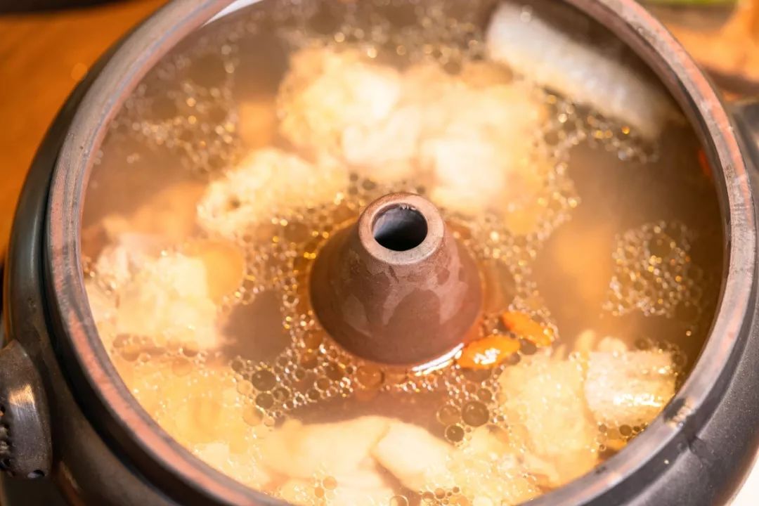 鸡肉放入锅中全程不加水,全凭蒸汽将肉汁液化成汤.