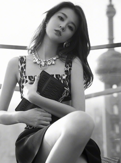 邻家少女关雎尔,百变风格乔欣,奢华珠宝演绎旧上海情缘!