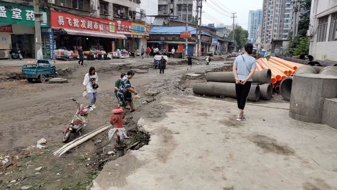 文明老河口曝光仁义街晴天一身灰雨天一身泥这条路何时能修完