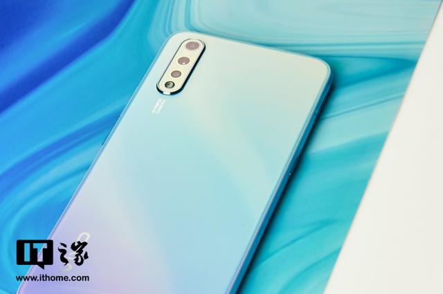 vivo y7s哪个颜色好看?vivo y7s海风青色和波漾蓝色真机图赏对比