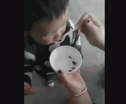                     可怕！10岁男孩脖子上全是绿色针眼，竟是爸妈雇人扎的！原因让人无语...