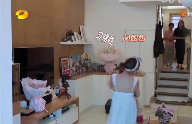 睡裙排行_张梓琳穿上睡裙出门,看着真挺丝滑的,这么贴合的面料,更显比例