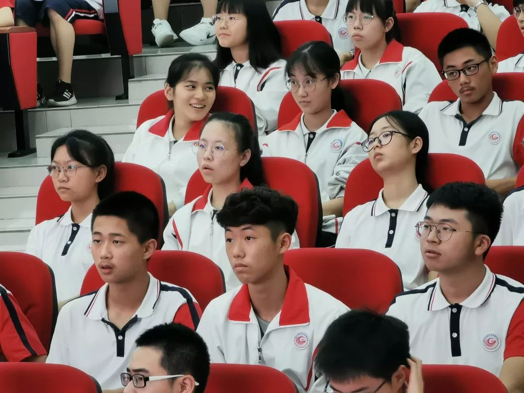 与优秀同行 向名校出发_胡雨昕