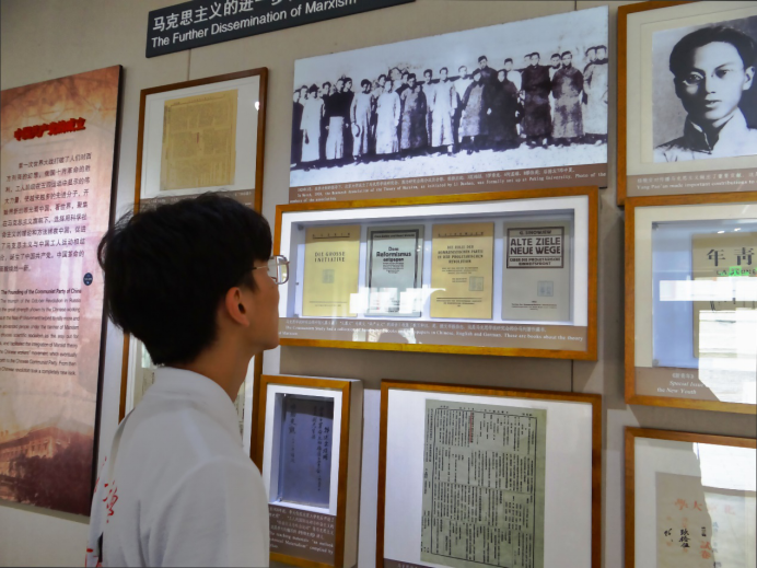 实践队员参观"新文化运纪念馆 实践队员参观五四运动先驱李大钊先生