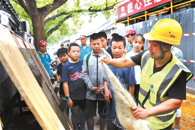 东四九条老门楼亮出清代砖雕