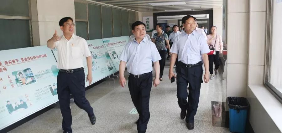 在多功能厅(互联网医院),王广林院长向领导介绍了濮阳市人民医院47家