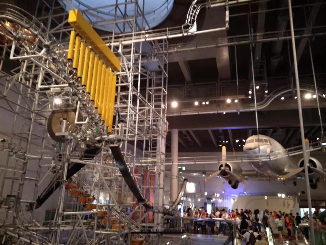 图在科技馆展会上亮相,为香港市民和游客带来了一场创新文物展览之旅。悬于天花板的国泰航空退役dc3飞机