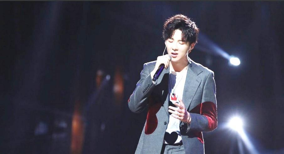 他翻唱歌曲走红,曾与邓紫棋登台对唱,如今与古