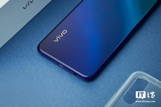 vivo y7s哪个颜色好看?vivo y7s海风青色和波漾蓝色真机图赏对比