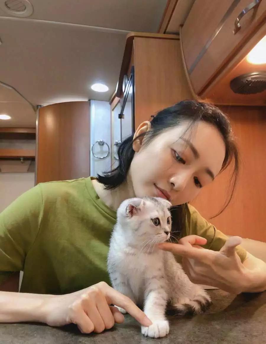 王鸥男友风装现身片场,将以帅气女警形象与王