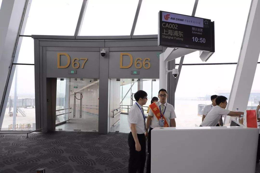 d指廊顶端的66号登机口,是国航ca002航班登机口.
