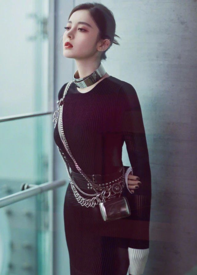 娜扎戴4cm高金属项圈参加活动,引网友热议:脖