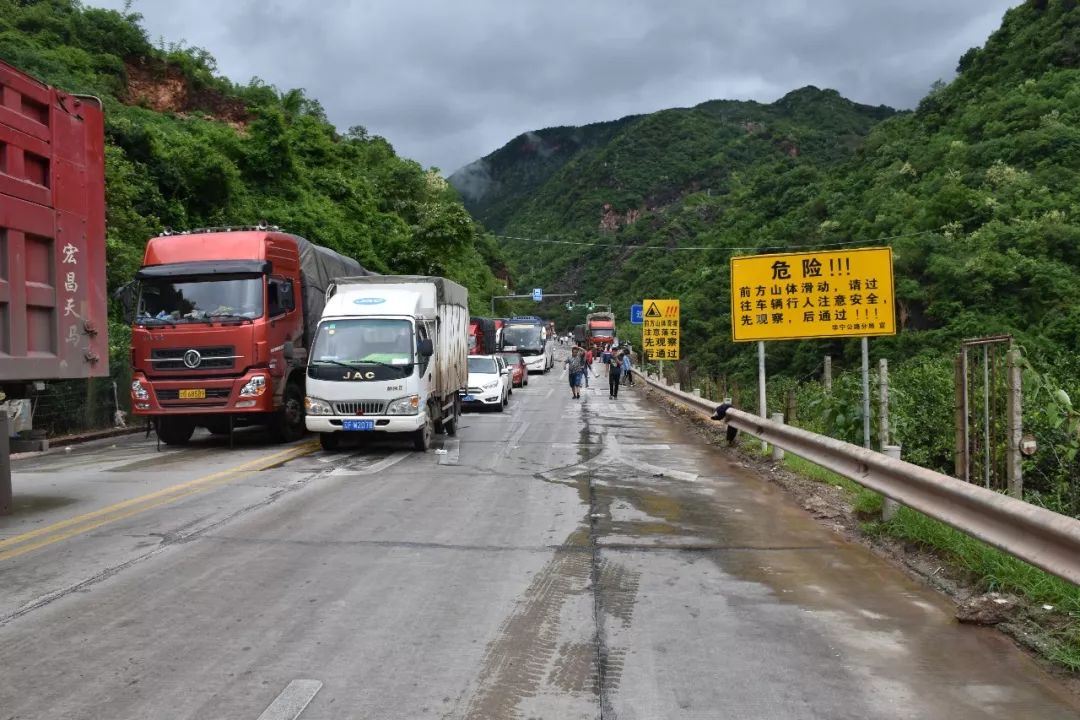 华宁交警第一时间派出民辅警巡查,并于凌晨3点对该道路实施临时交通管