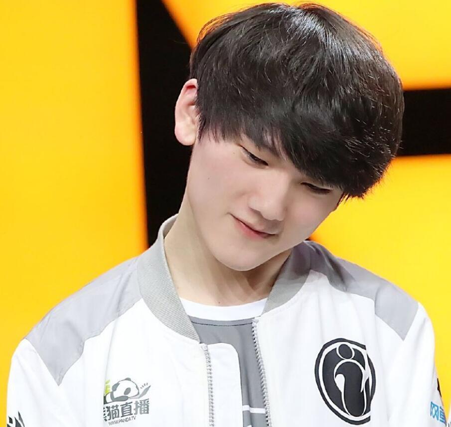 IG宝蓝坐姿成焦点,一旁女主持人脸色大变,就连