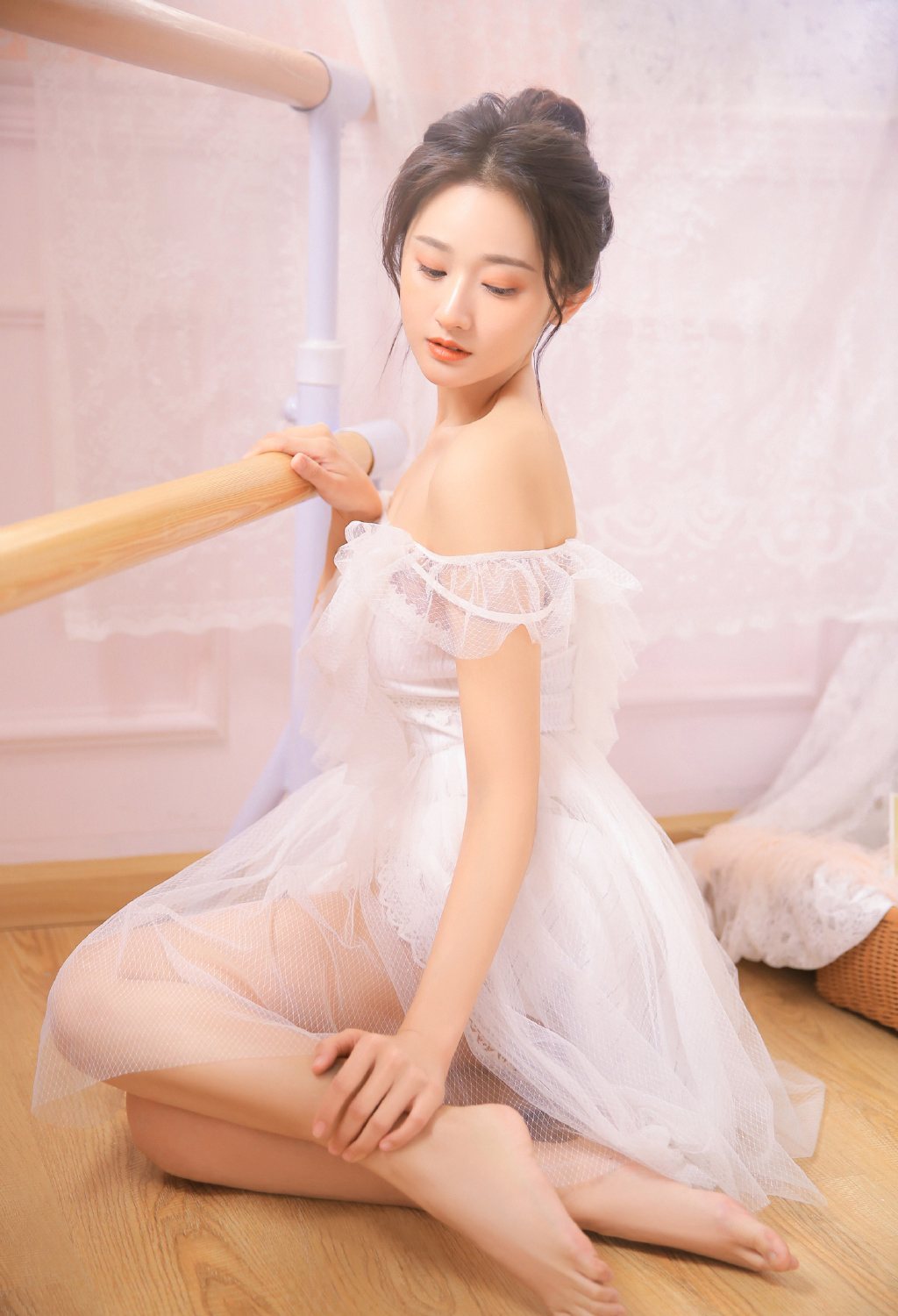 性感美女时尚写真,唯美清纯日式丸子头薄纱长