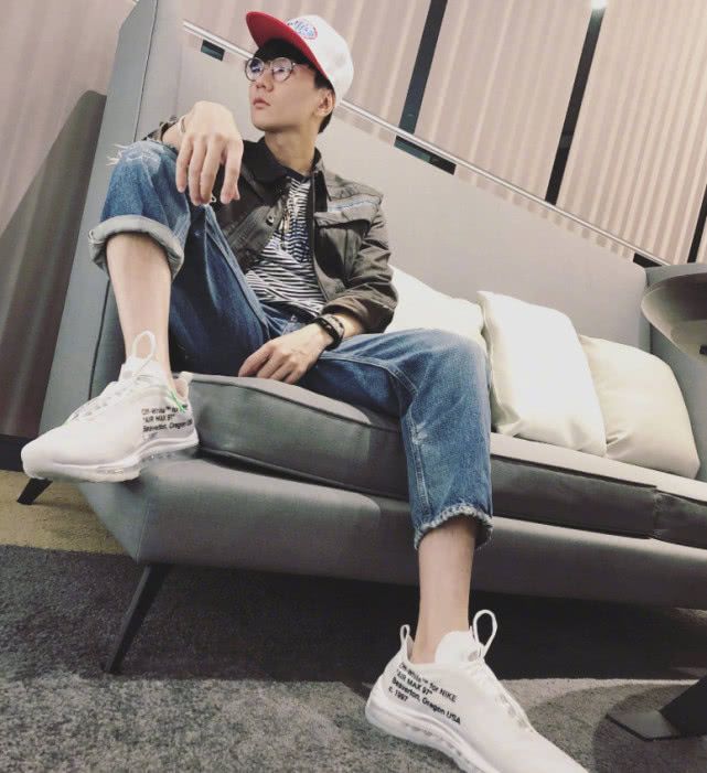 少年感穿搭白鞋 a3b037b8e9e8431392e0813ce4a8ce1c.jpeg