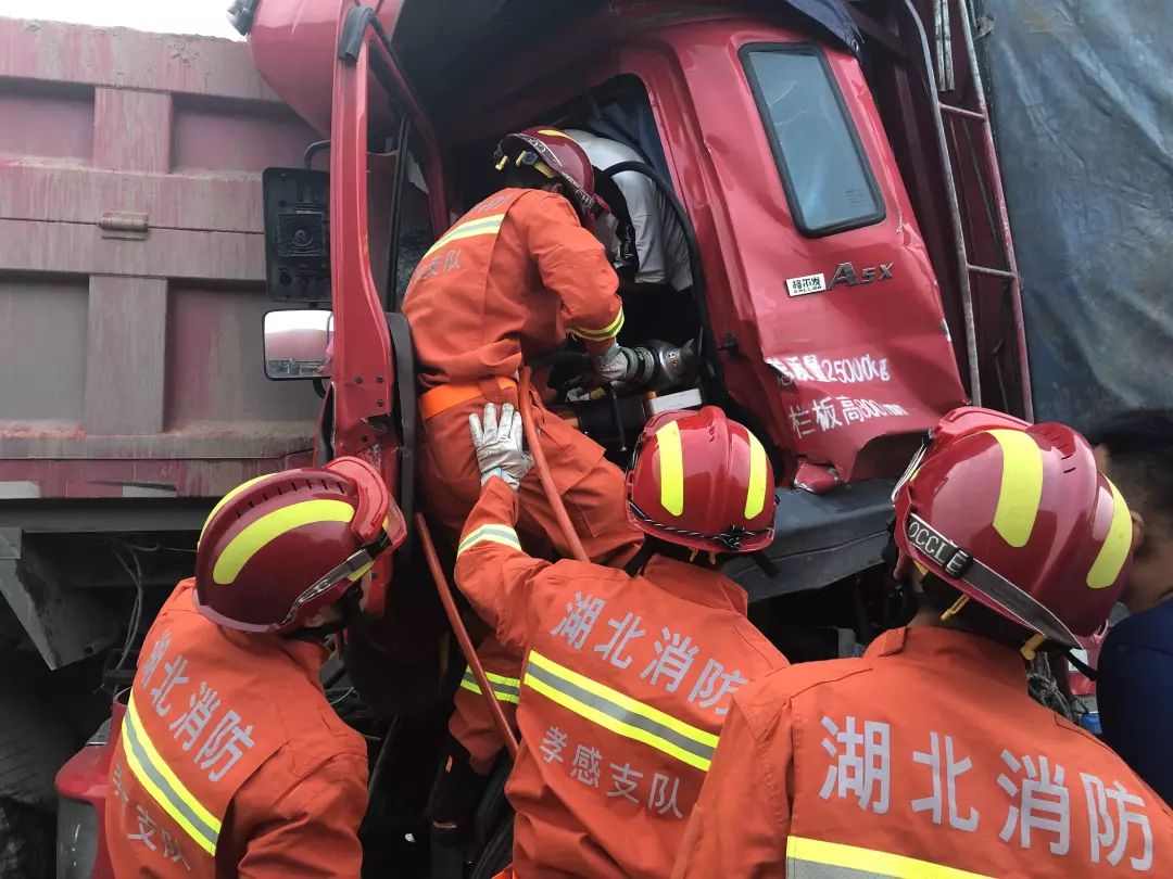 孝感男子车祸被困消防暖心营救