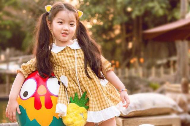 田亮女儿森碟,其实还有个可爱乖巧的小女孩阿拉蕾其颜值,语言表达能力