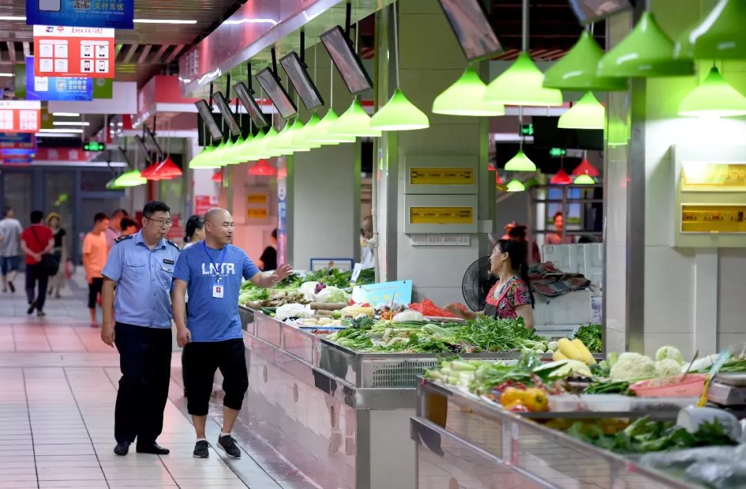 再来看些图 ◇复市后的卫府里农贸市场 ◇休息区 这样 ◇蔬菜区 市场