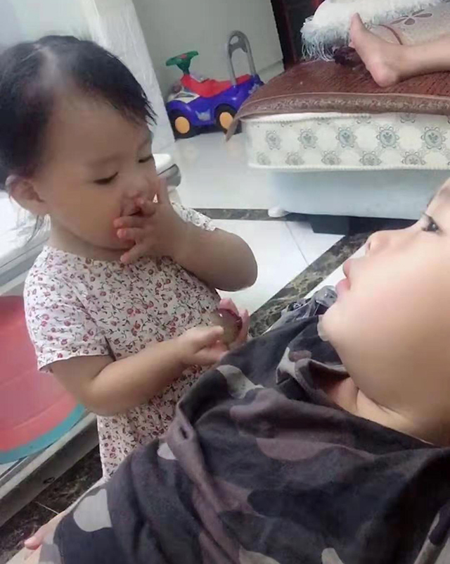                     原创            妹妹给哥哥剥葡萄吃，自己吃皮哥哥吃肉，网友：孔融让梨升级版