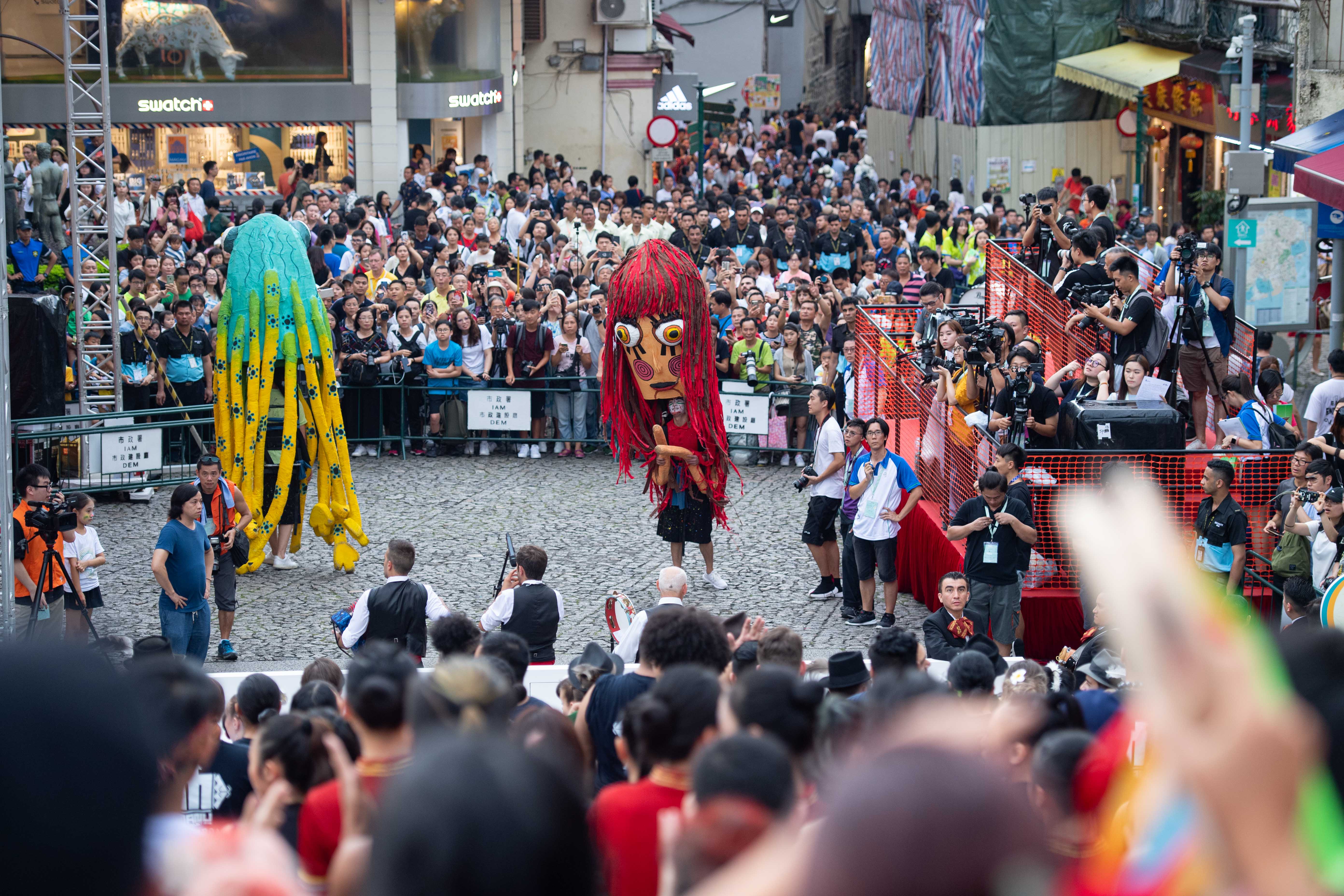 澳门国际青年舞蹈节举行巡游表演