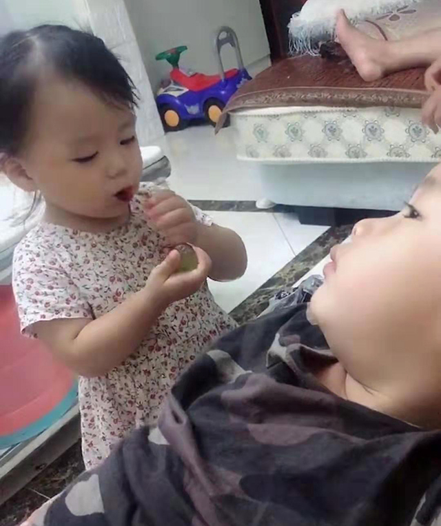                     原创            妹妹给哥哥剥葡萄吃，自己吃皮哥哥吃肉，网友：孔融让梨升级版
