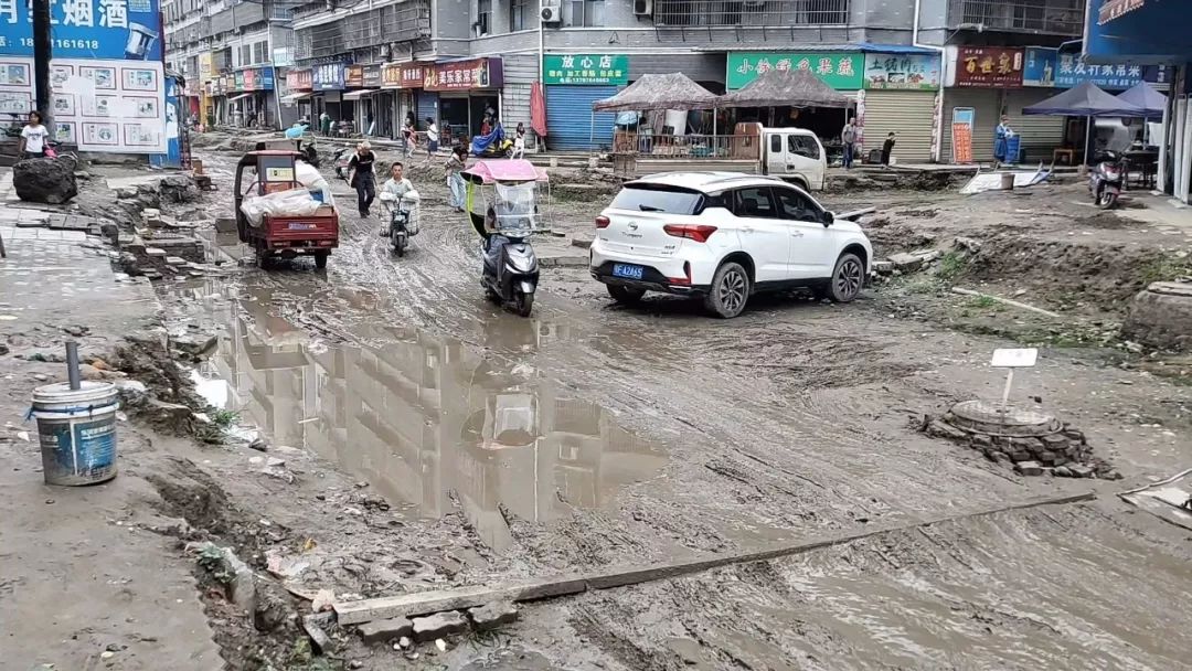 文明老河口曝光仁义街晴天一身灰雨天一身泥这条路何时能修完