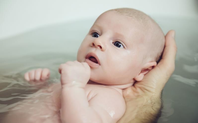 有了寶寶才知道，他的事情大小都重要；就連為他洗澡也要考慮周到 未分類 第3張
