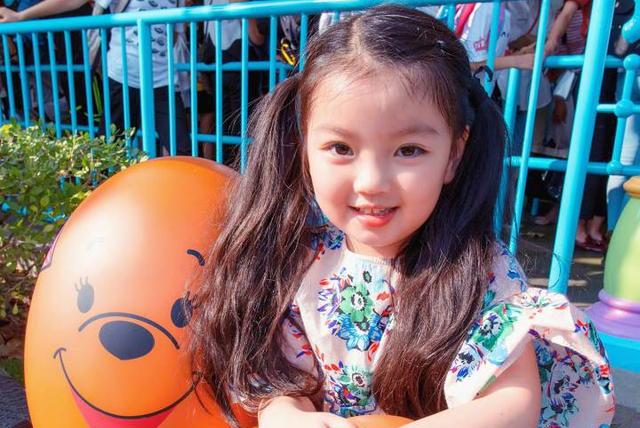 田亮女儿森碟,其实还有个可爱乖巧的小女孩阿拉蕾其颜值,语言表达能力