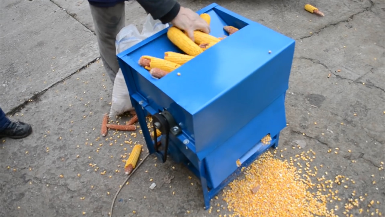 来自非洲的一位农村小哥就发明了一种十分省力的玉米脱粒机