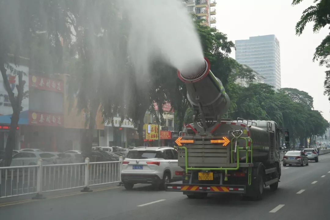 就是这种车拉着大炮满大街呲水厚街市民还都夸好