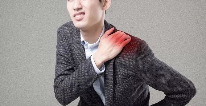 太后悔女子右肩疼了大半年一查竟然是得了医生这些疼痛都是前兆