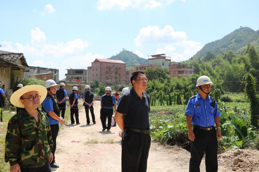 安溪这个乡依法拆除违章建筑,严厉打击违建行为 .