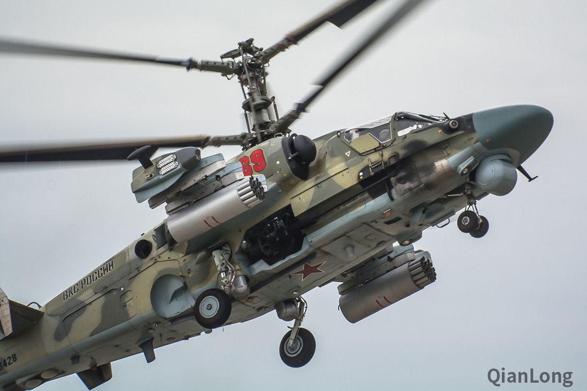 08.向观众致意的俄罗斯米-28n武装直升机.