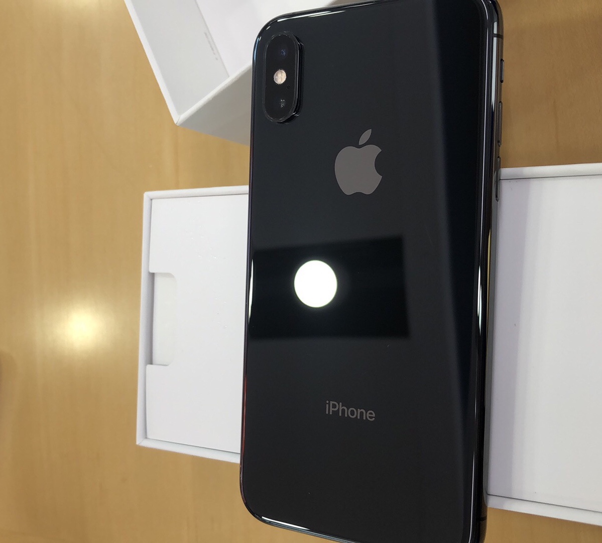 从图片上可以看到这是一台黑色的iphonexs,从手机的背面来看,确实是新