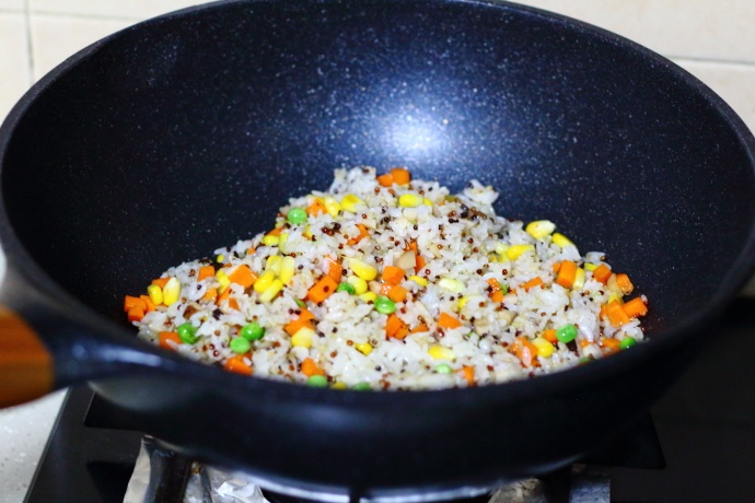 米饭怎么炒好吃小视频 12bfb13a35f6435bbc6def5d80f177a3.jpeg