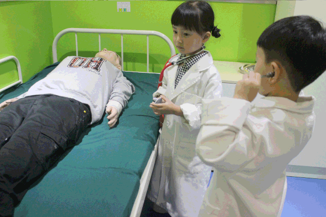 穿上白大褂,学习医疗知识,心肺复苏,紧急包扎……这些我们都知道!