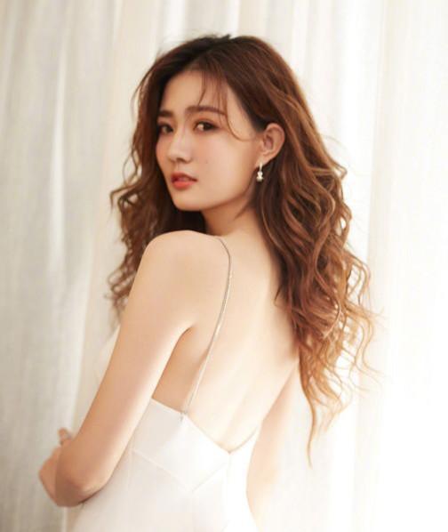 徐璐减肥从不吃两种水果,瘦成铅笔腿,网友:都是