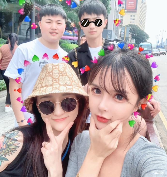 uzi带女友闺蜜旅行,自拍时纹身比奥咪还夸张,网友看完