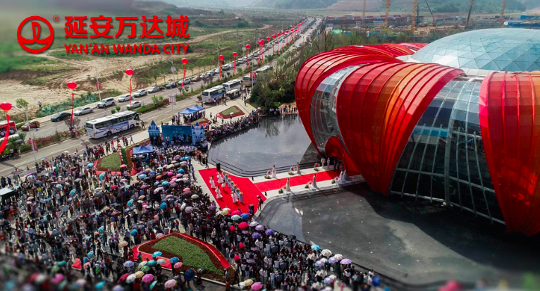 男女老少纷至沓来,在这炎炎夏日纵情欢乐,尽享延安万达城带来的世纪