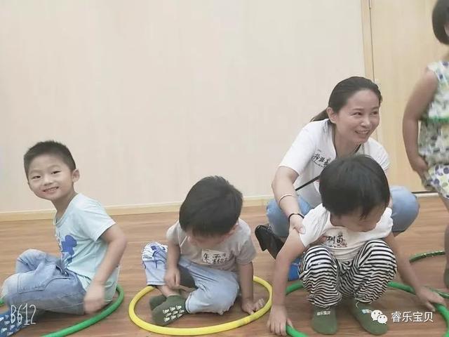 来来来,一起庆祝下,跟爸爸妈妈玩个小游戏吧～小脚踩大脚,踩,踩,踩!