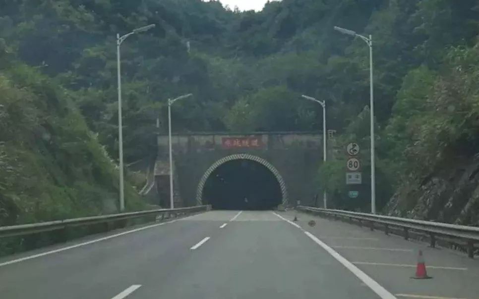 龙河高速和平,合水等隧道路面养护施工!请慢行或