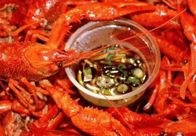 小龙虾的食客 为了满足成都娃儿挑剔的味蕾 桃夭 对味道的把控非常