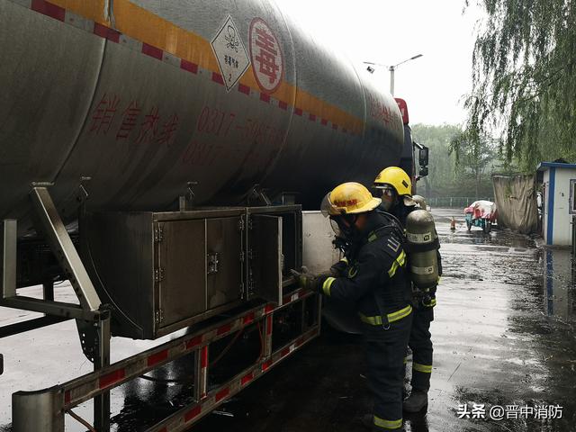 载有29吨液氨的罐车突发泄漏 灵石消防快速处置