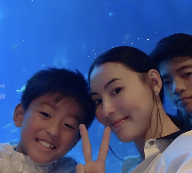                     张柏芝带儿子旅行过暑假，与12岁长子Lucas嘴对嘴接吻惹争议