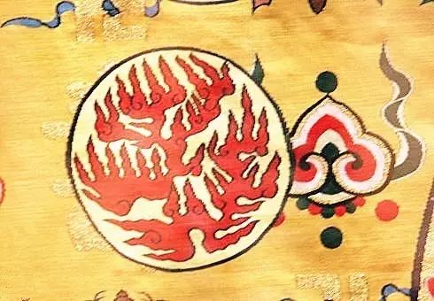 背的“己”字，取其“背恶向善”（明辨），代表帝王一定要明辨是非。火