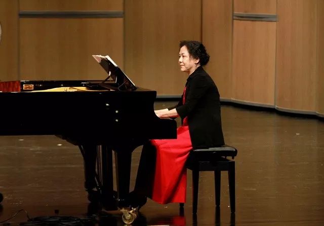 "灰姑娘——钢琴名师吴迎家庭音乐会"在青岛西海岸新区凤凰之声大剧院